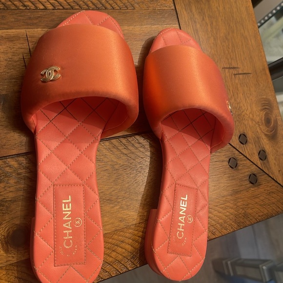 Authentic Chanel slides size 37 - Picture 3 of 3